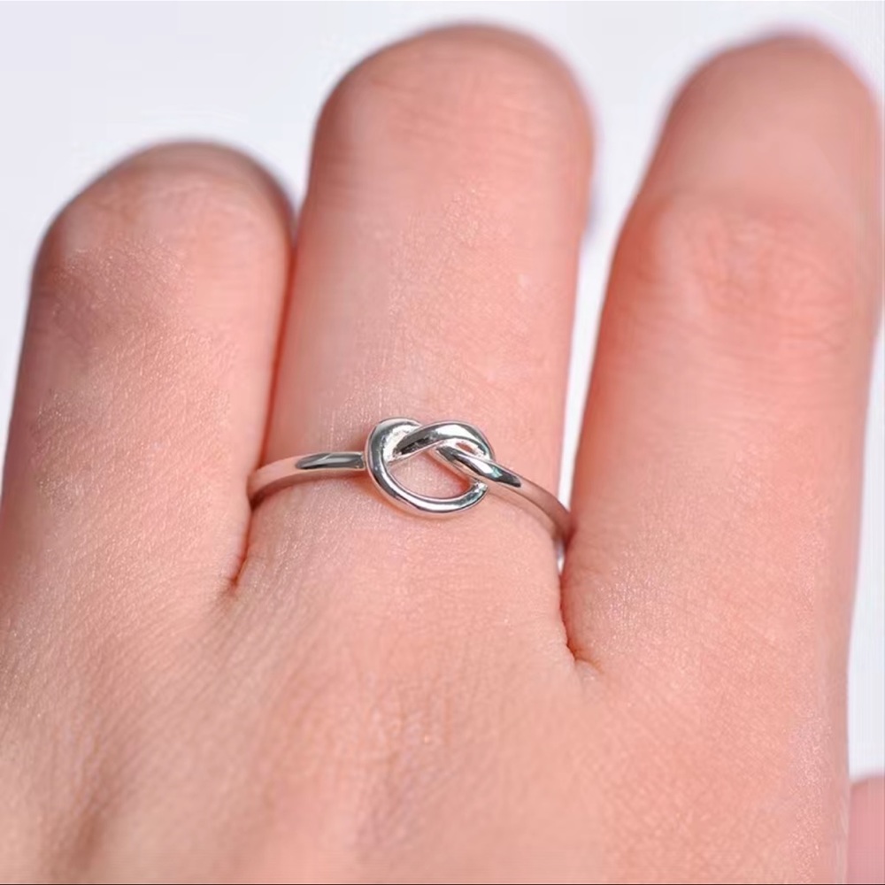 🔴 CLEARANCE NWT 💍 DAINTY STAMPED .925 STERLING SILVER KNOT RING/GIFT BOX Size 7 - Picture 4 of 5